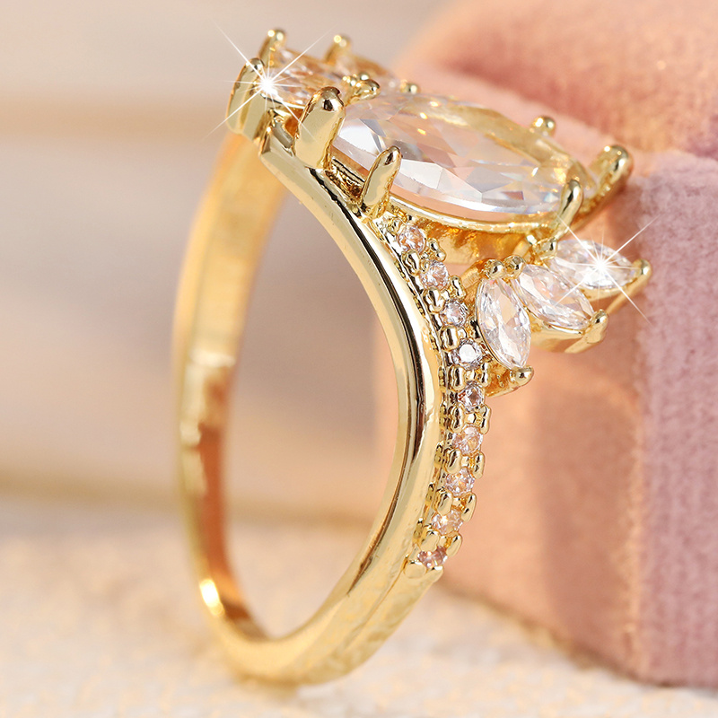 Exquisite Twisted Finger Ring with Synthetic Zirconia